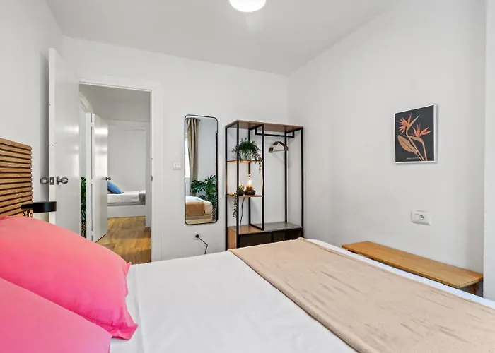 3 Dormitorios, 2 Banos Y Balcon * Málaga